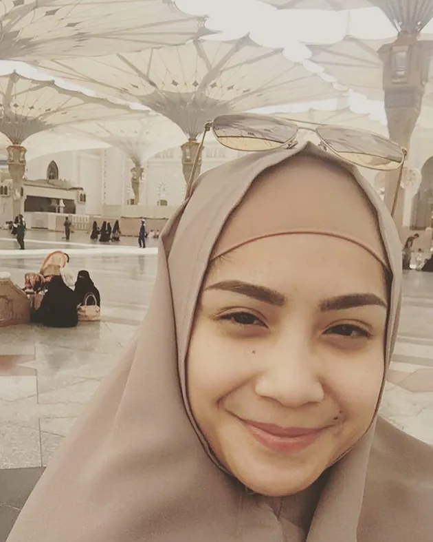 KOMPAK PAKAI HIJAB PASTEL, GIGI DAN MERTUA POSE DI MASJID 