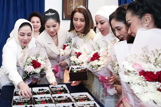 Compact Wearing Crowns, Here are 8 Annisa Pohan Moments When Gathering with her Circle that is Extraordinary - From Kris Dayanti to Liliana Tanoe