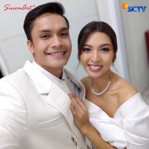 Compact Appearance All in White, Here are 8 Photos of Alisia Rininta and Randy Pangalila, Stars of the Soap Opera 'TAKDIR CINTA YANG KUPILIH' at the Infotainment Awards 2023