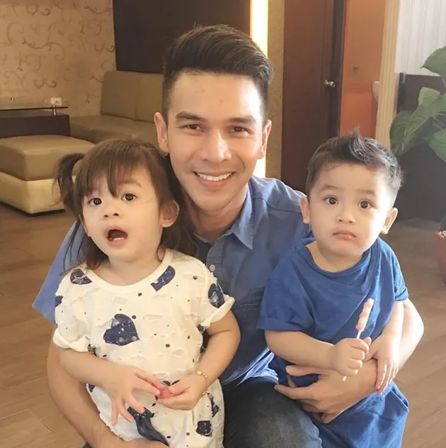 Kompaknya Jonathan Frizzy Sama Anak Kembarnya, Gemesin Banget! - KapanLagi.com