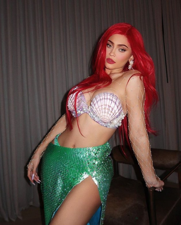 Compilation of Halloween Costumes of Kardashian - Jenner Sisters, From Spooky to Hot!