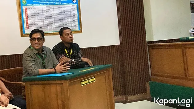 Andre Taulany duduk di ruang sidang