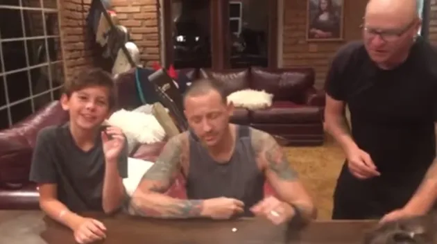 chester bennington, vokalis linkin park meninggal, chester bennington meninggal, berita chester benn