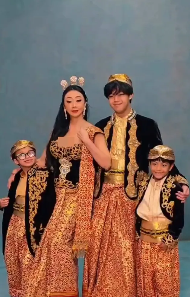 Asri Welas pakai baju tradisional Jawa