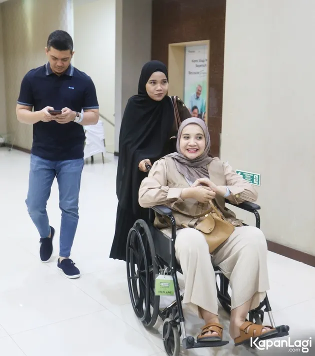 Zaskia Sungkar Duduk di Kursi Roda