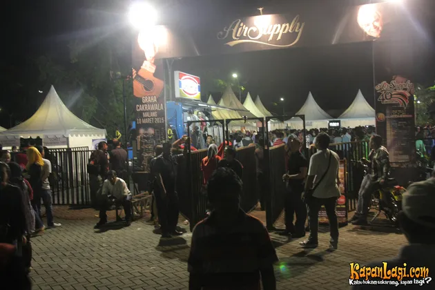 Konser belum dimulai, tapi gate sudah dipadati para penggemar yang rata-rata berusia di atas 40 tahun. Mahalnya harga tiket tak menjadi halangan bagi para bapak-bapak dan ibu-ibu yang rindu melihat idola mereka.