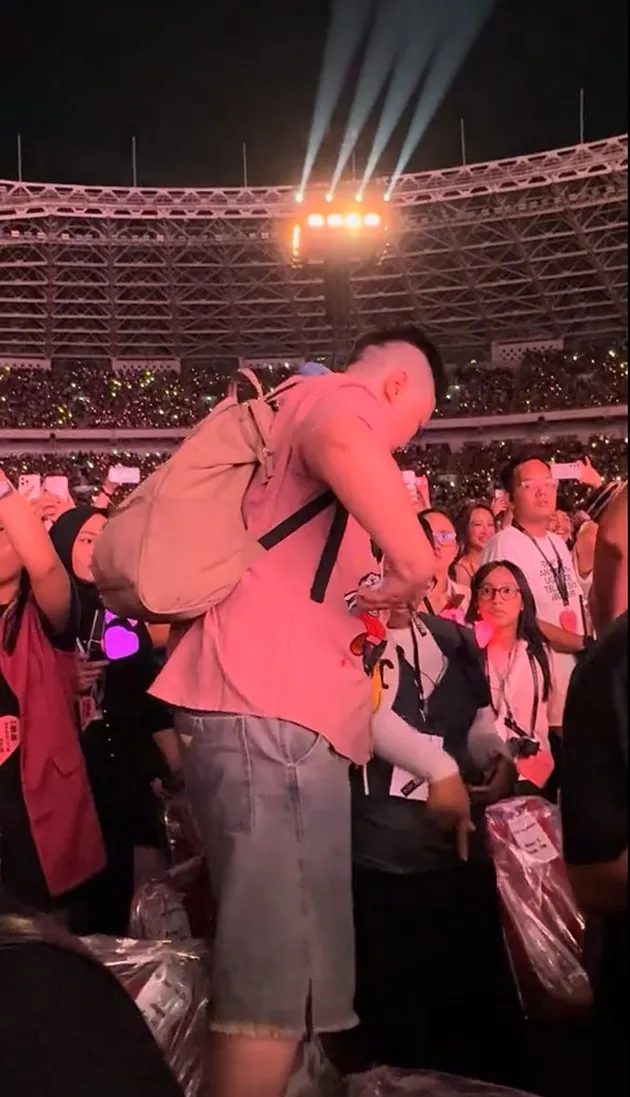 fans naik kursi di BLACKPINK