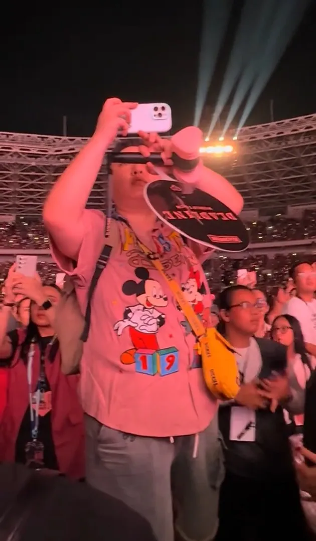 penonton naik kursi di konser BLACKPINK