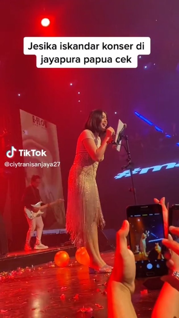 Concert in Papua, This is a Portrait of Jessica Iskandar Singing and Showered with Hundreds of Thousands Until Worn - Beautiful Appearance Flooded with Praise