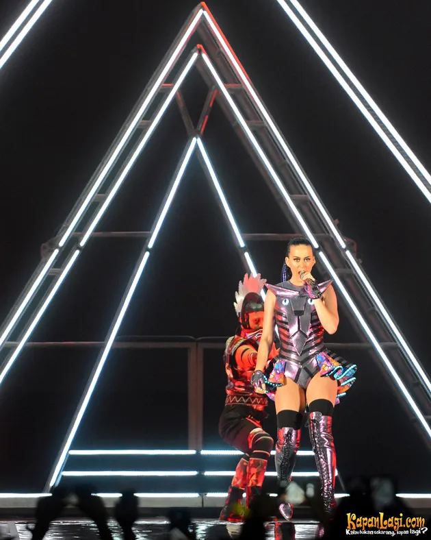 Katy Perry membuka konsernya dengan lagu Roar yang disambut teriakan histeris para penggemar.