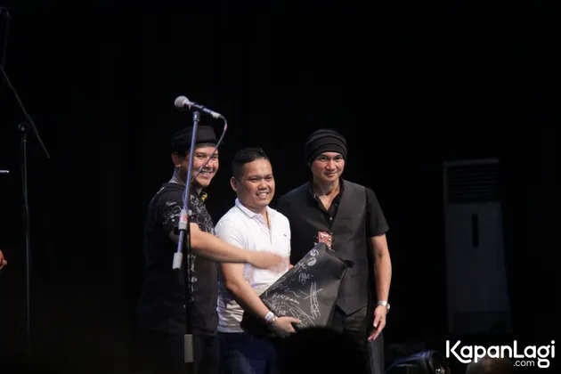Mulai dari Topi Anji yang menembus angka 7 juta rupiah lebih, sampai paket goody bag yang memuat barang-barang memorabilia Padi dan sukses pecah di angka 20 juta rupiah!