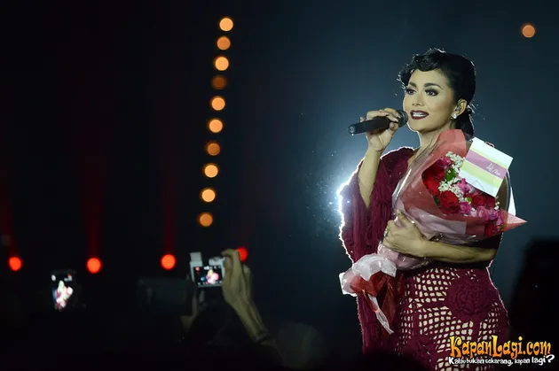 Tidak hanya lagu pop, KD juga membawakan lagu daerah seperti Bungong Jeumpa, Tudung Periuk, Bolelebo. Konon, lagu daerah ini adalah sebuah tantangan dari Erwin Gutawa dan berhasil dibuktikan oleh KD bahwa ia sanggup membawakannya dengan manis.