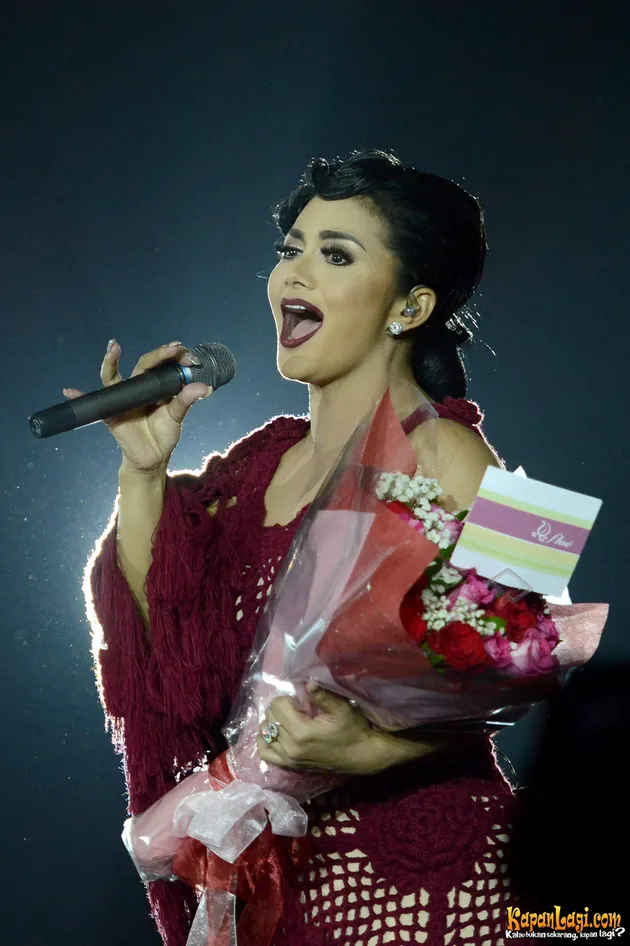 Membawakan lagu daerah, KD berduet dengan tiga anak perempuan luar biasa Leondra, Nada, dan Shakira yang memiliki suara luar biasa.
