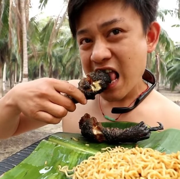 Weird Content of Youtuber Bobon Santoso: Almost Eating Jenglot, Bathing in Meatball Soup, and Frying Bra and TV