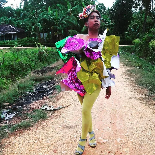 Low cost dress up ala Mimi Peri