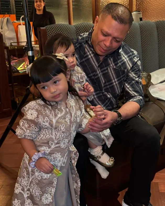 Raul Lemos momong cucu Kris Dayanti