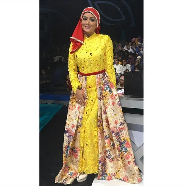 Krisdayanti Pakai Baju Muslim