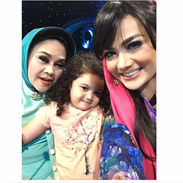 Krisdayanti Pakai Baju Muslim