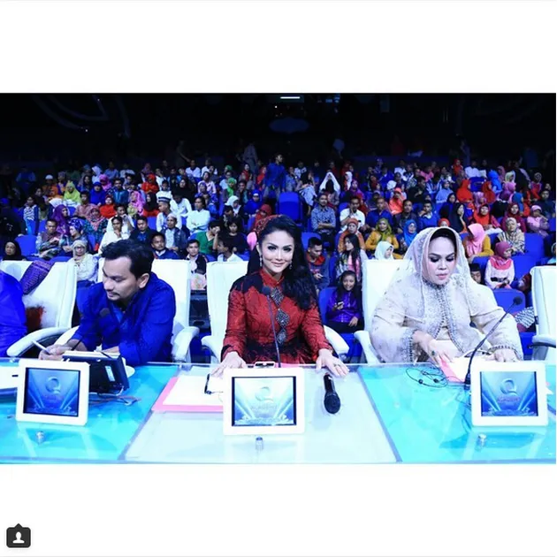 Krisdayanti Pakai Baju Muslim