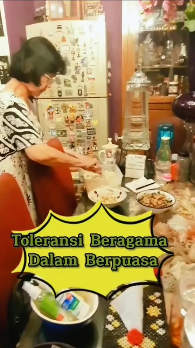 Mama Krisna Mukti menyiapkan makanan