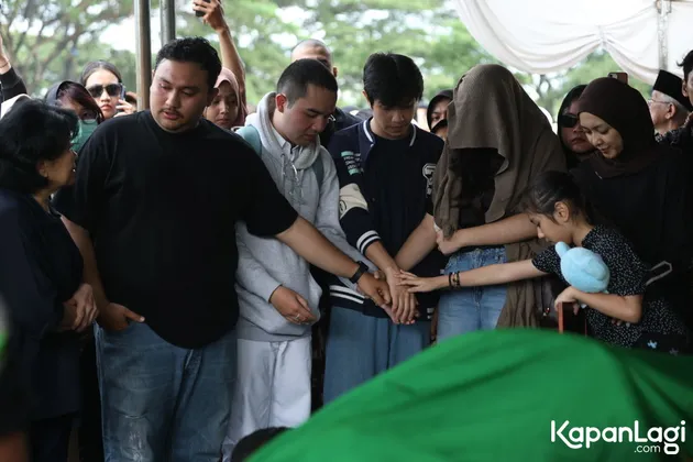 Anak-anak dan Istri Gary Skak Saling Menguatkan di Pemakaman