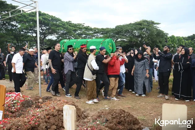 Jenazah Gary Iskak Saat Tiba di TPU Tanah Kusir