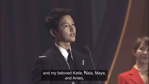 Saat menerima penghargaan daesang di APAN AWARDS 2022, Song Joong Ki sempat menyebut nama Katy dan anjing-anjingya di pidato kemenangan. Tapi tentu saat itu tak banyak yang paham dengan kode tersebut.