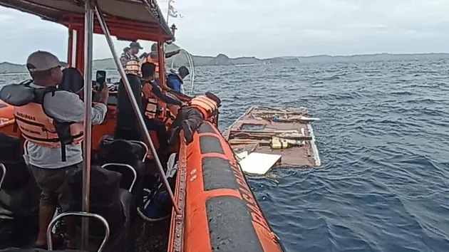 Evakuasi tim SAR
