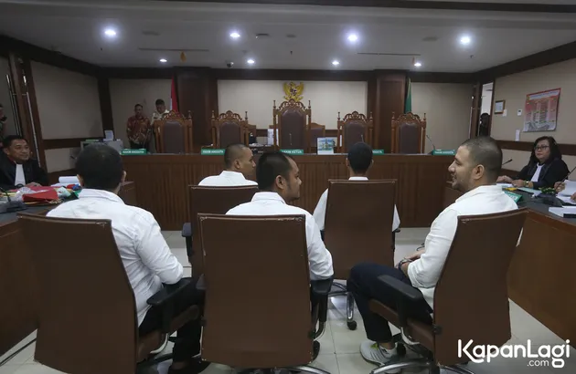 Ammar Zoni Duduk Menghadap Majelis Hakim