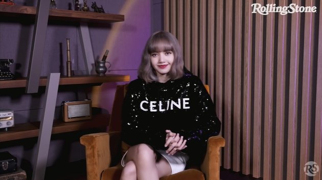 Lisa mengungkapkan rahasianya bisa belajar Bahasa Korea dari nol dengan cepat saat diwawancarai oleh Rolling Stone di tengah masa promosi debutnya, Lalisa.