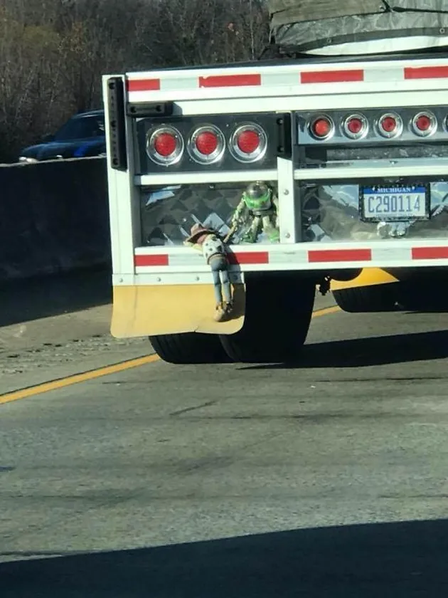 Hal Nggak Wajar di Jalan Raya