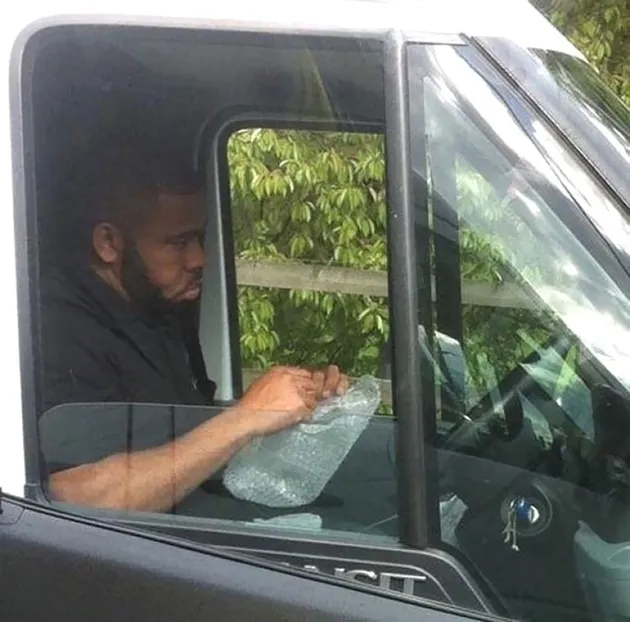 Hal Nggak Wajar di Jalan Raya