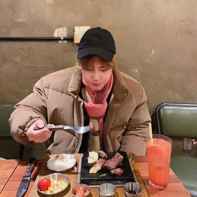 Collection of Handsome Photos of Suho EXO Hanging out at a Cafe, Successfully Making Fans Feel Like They're on a Date with Their Beloved!