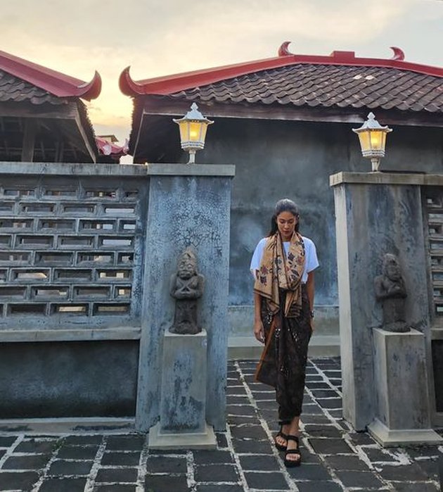 Collection of Dian Sastro's OOTD When Strolling in Solo, Always Beautiful and Stylish with Batik Fabric