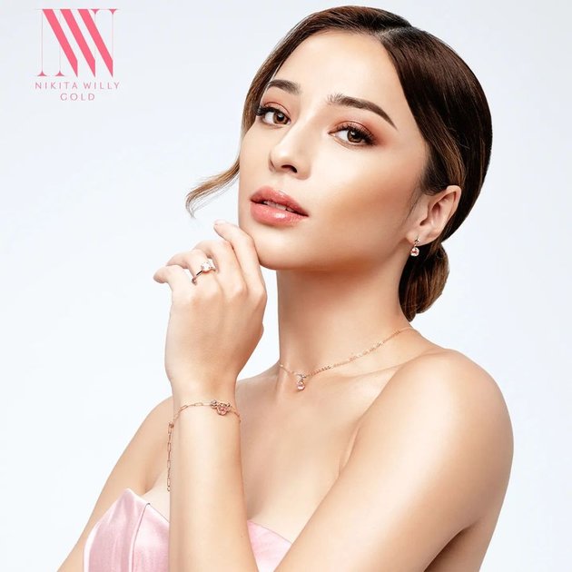Collection of Nikita Willy's Photoshoots for her Jewelry Brand, Showcasing Glamorous and Elegant Styles that Leave You in Awe!