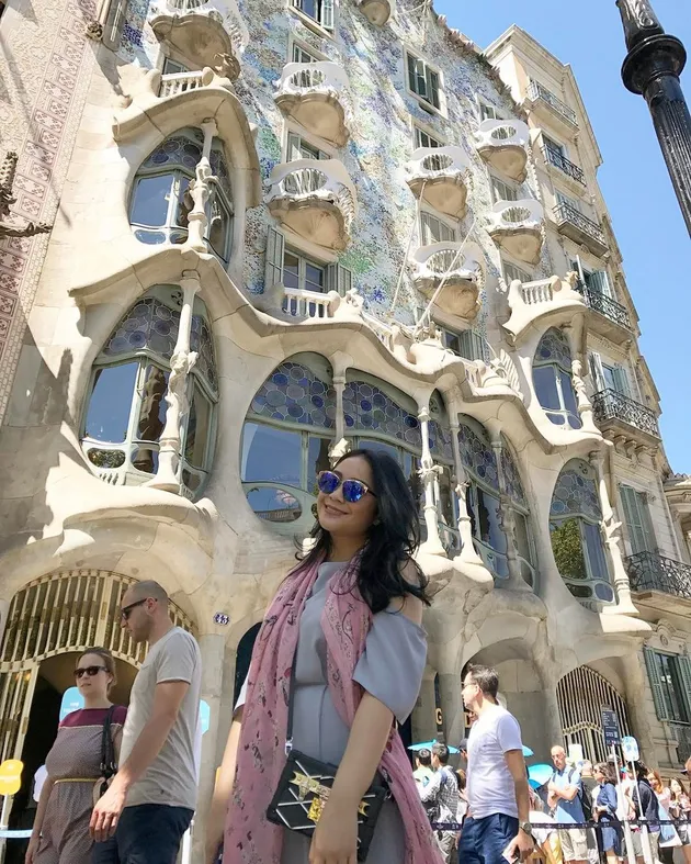 Barcelona, kota ini dikenal memiliki arsitektur yang cukup indah.
