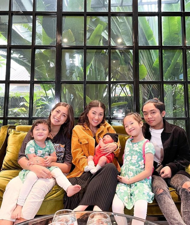 Seperti inilah potret kebersamaan Jessica Iskandar dan Sarwendah bersama anak-anaknya yang diabadikan pada Rabu (15/6) kemarin.