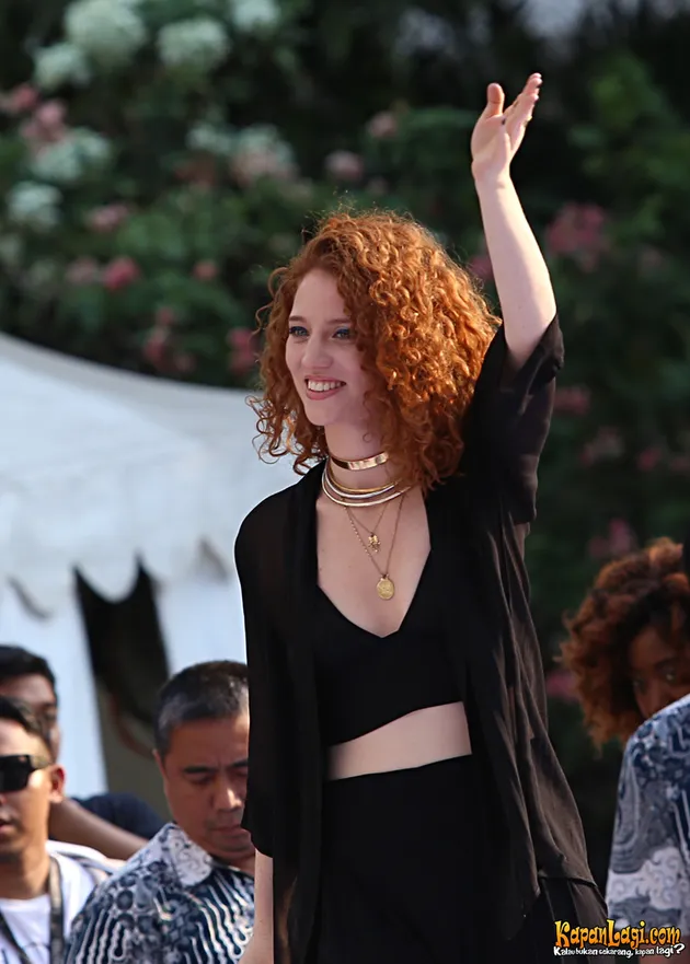 Jess Glynne baru saja tampil dalam acara charity HoldMyHandForHope di Central Park, Jakarta (11/10).