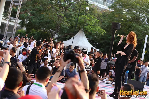 Kunjungi Tanah Air, Bule Cantik Ini \&#039;Beramal\&#039; Untuk Indonesia