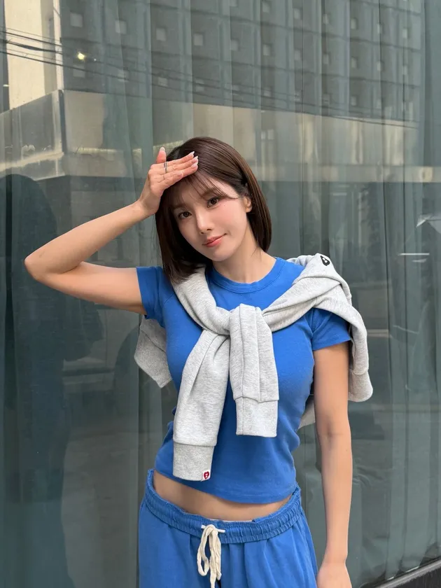 Kwon Eunbi tampil kasual dengan outfit biru