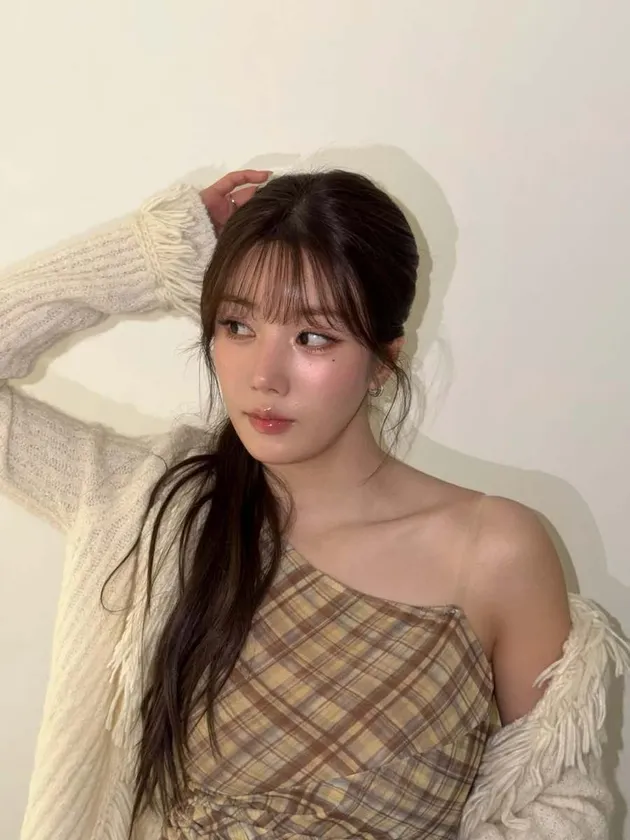Kwon Eunbi tampil dengan dress motif geometri