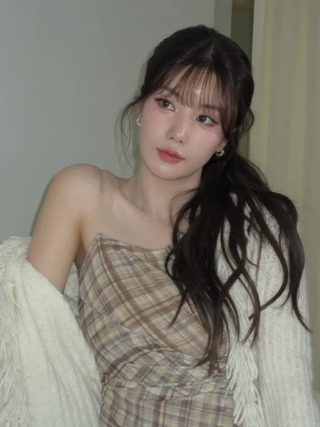 Kwon Eunbi tampil dengan rambut diikat