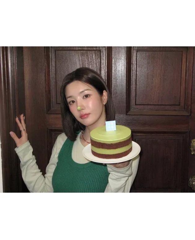 Kwon Eunbi memegang kue