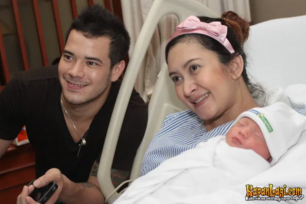 Selebritis Melahirkan