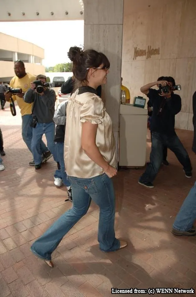 katie holmes shopping