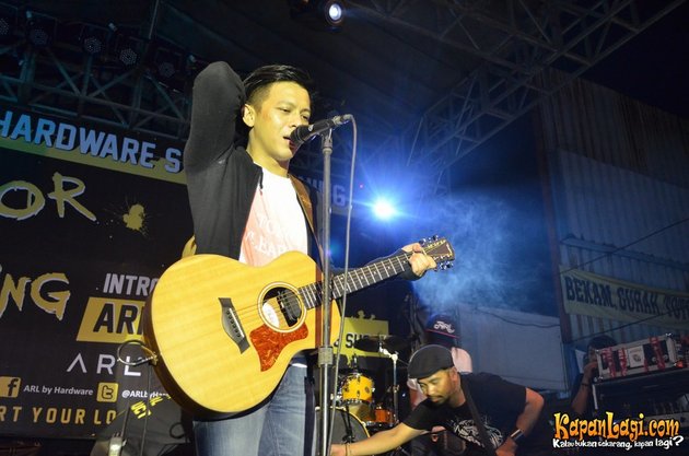 Kerennya Ariel NOAH Konser Akustik Di Kota Malang : Bawa Gitar Bolong