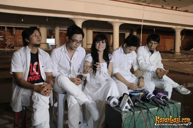 Momo Geisha dan Peterpan