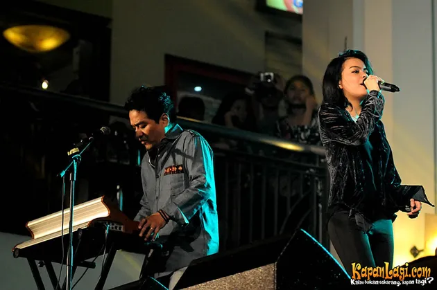 Soal suara, Eva tak kalah memesona.