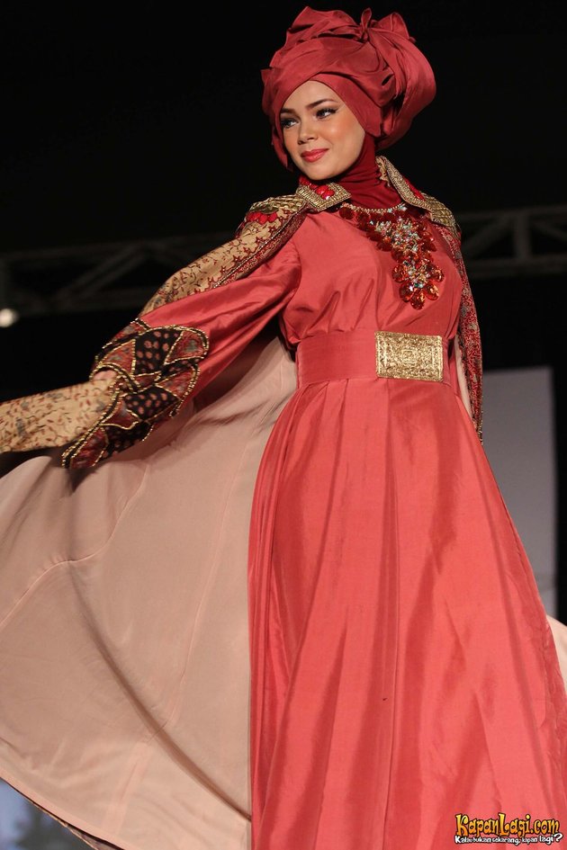 Koleksi Hijab Cantik Ala Dewi Sandra