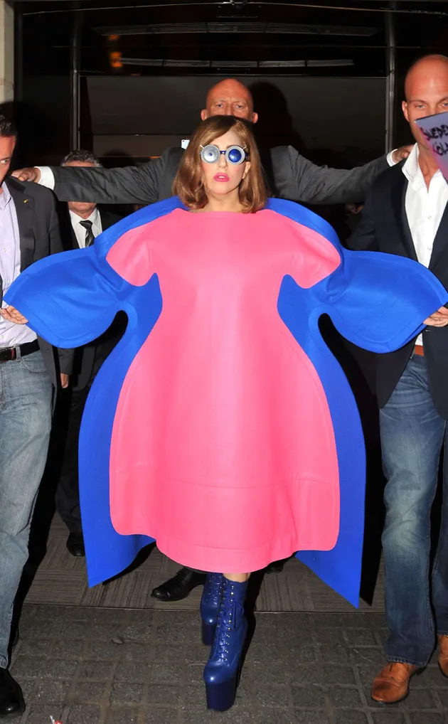 Ngomongin tentang Lady Gaga tentunya tak lepas dari gaya fashion uniknya ya.